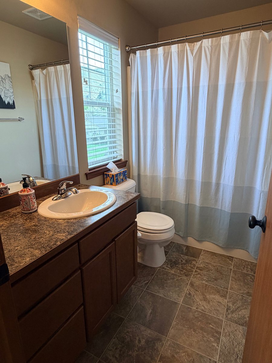 Primary bedroom's bathroom.