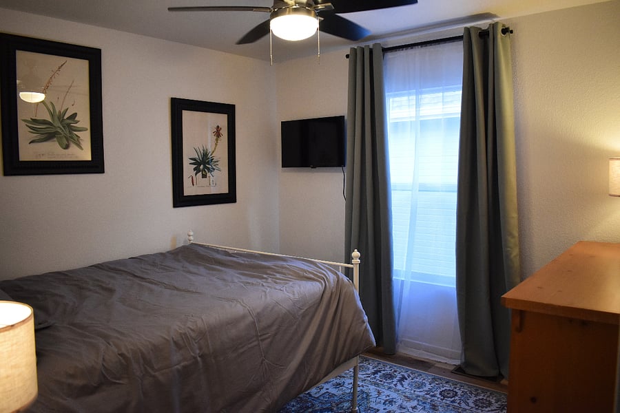 Middle Bedroom with queen bed