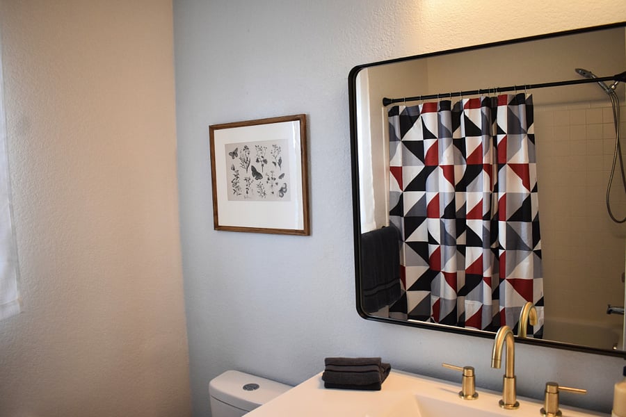 Shared upstairs bathroom_2