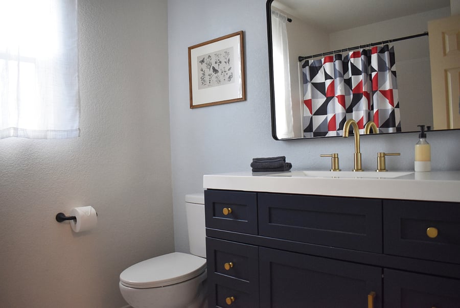 Shared upstairs bathroom_1