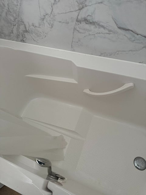 Walk-in tub
