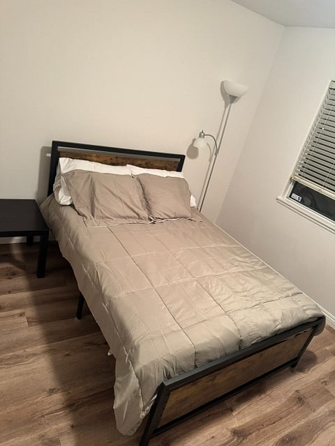 Middle Bedroom - Full-sized bed