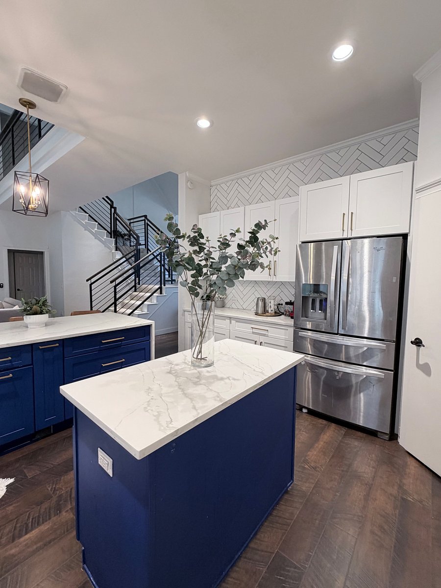 Refrigerator - cubed and crushed ice maker, measuring water dispenser, bottom pull out freezer, middle pull out for fresh veggies