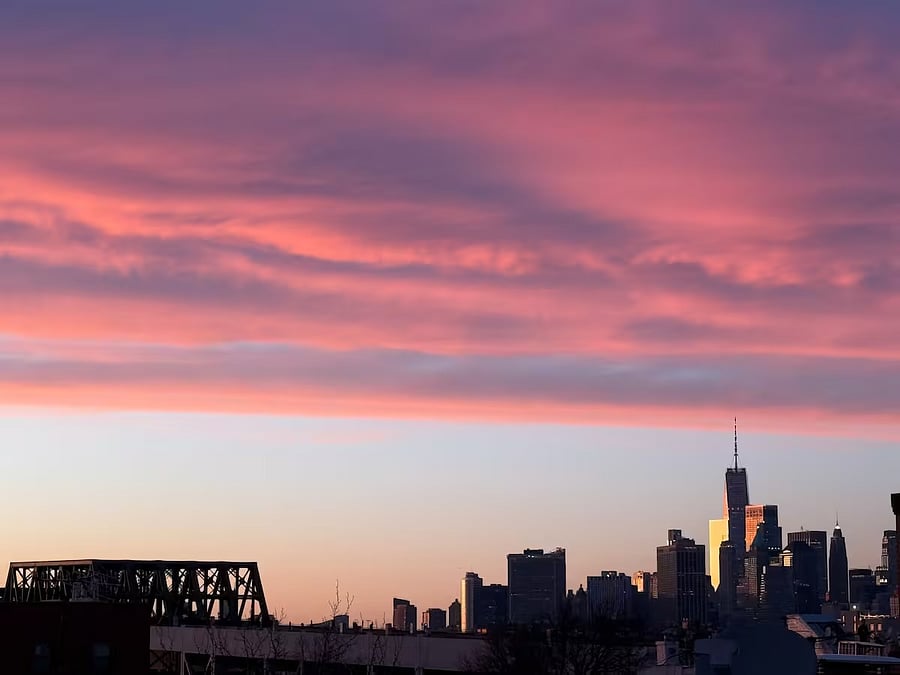 Downtown Manhattan is 3 miles away or 20 min on the subway