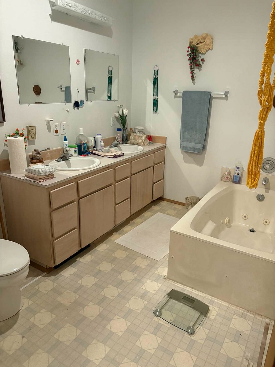 Main Floor-Master Bathroom