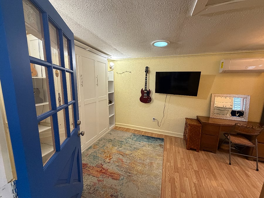 Vanity/Sitting area with mirror