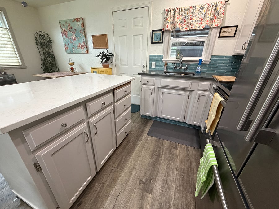Kitchen/island with drawers and cupboards