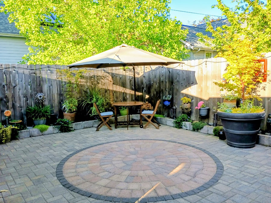 Beautiful Patio/Backyard with Table and Chairs