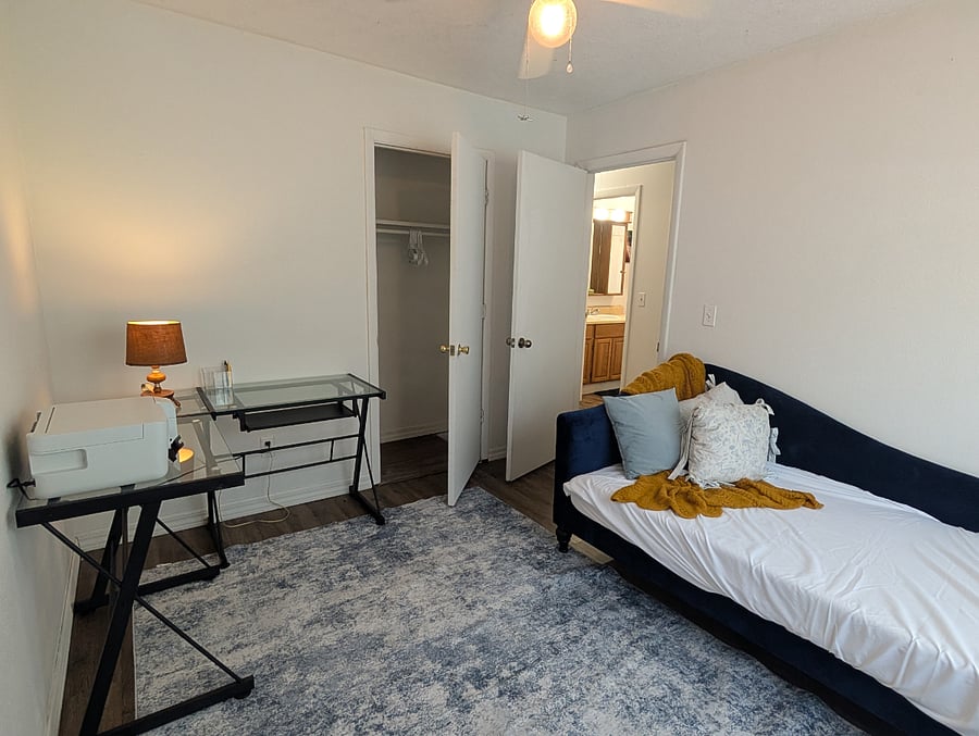 Twin bedroom with office space