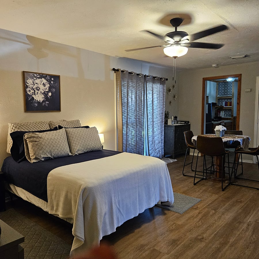 Queen bed. New!