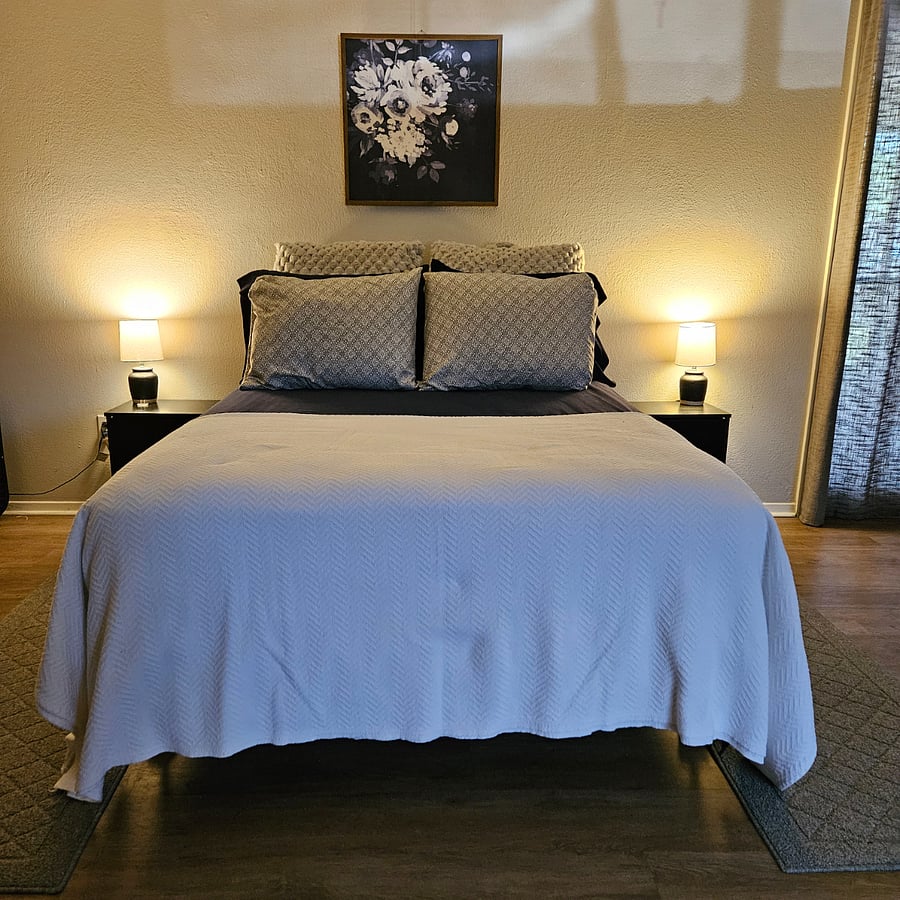 Queen bed. New!