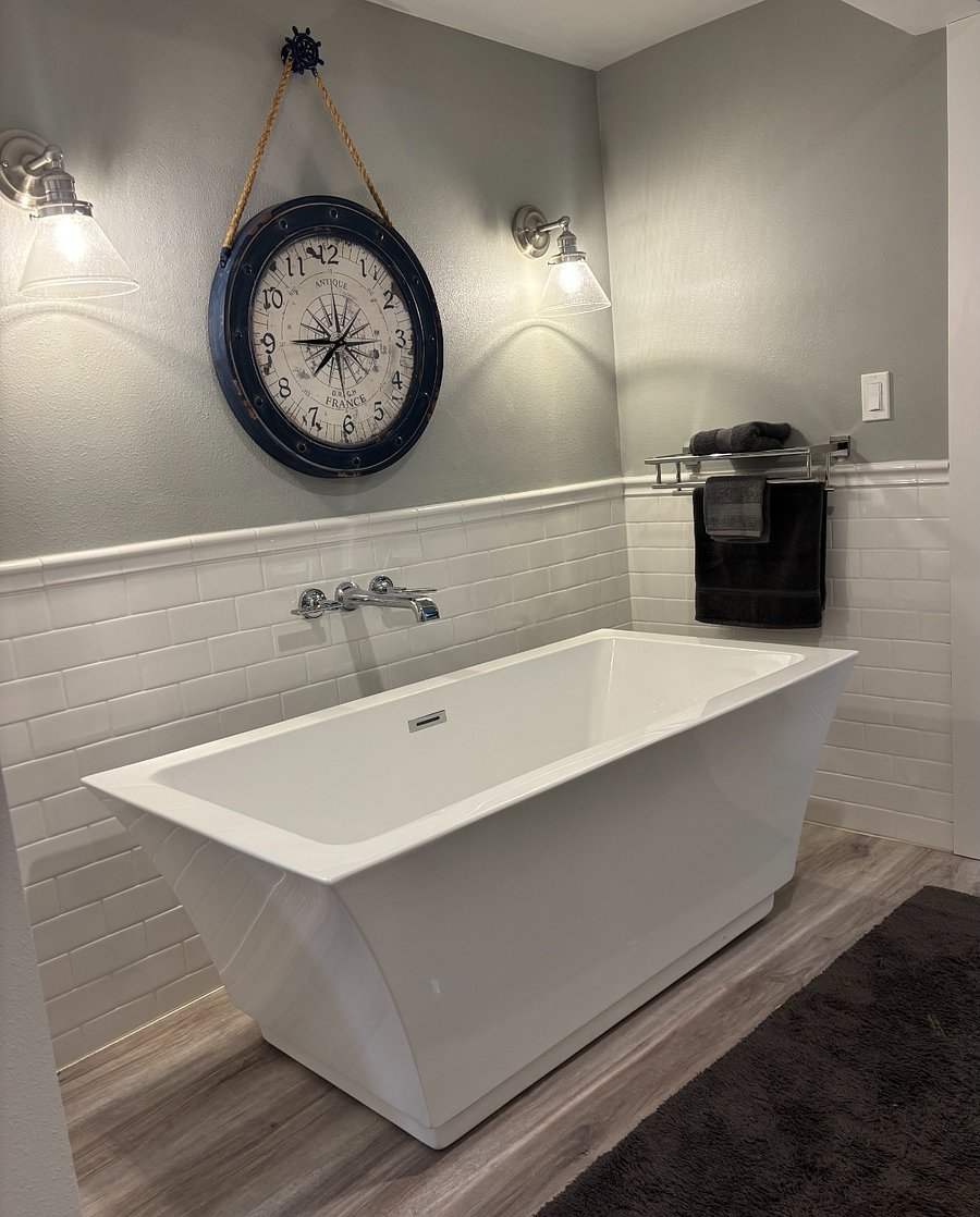 Main Bath Soaker Tub