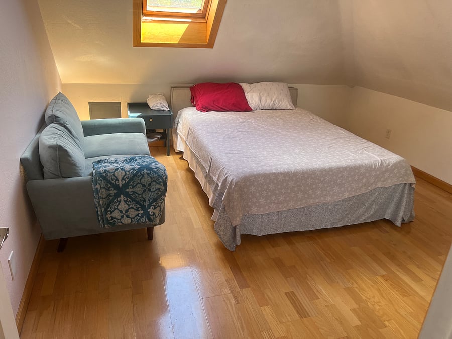 Private room - Queen Bed, Couch, nightstand