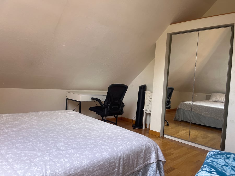 Private Room - cozy desk workstation, fan, closet with mirror doors