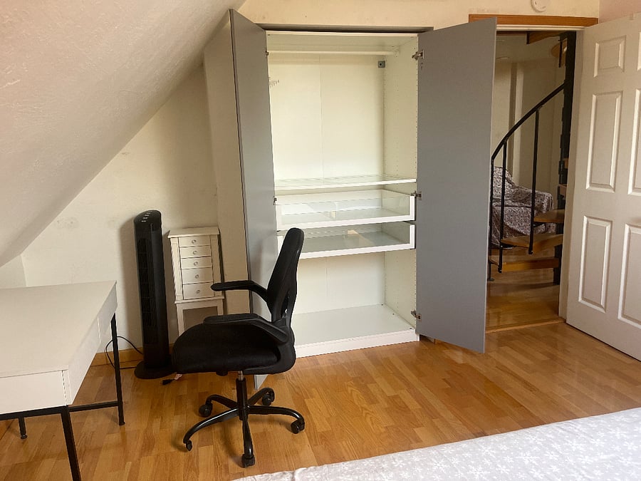 Private room - ample closet space/drawers for clothing/belongings