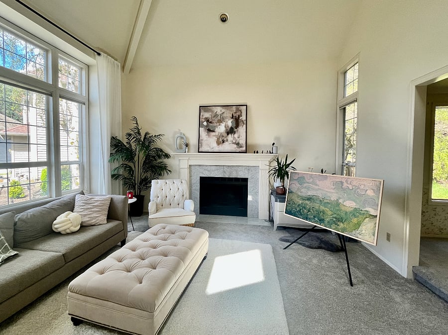 Light filled all day from the large french window and a skylight window.