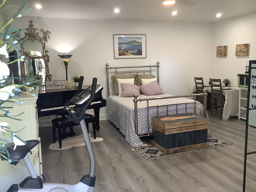 Queen bed, kitchenette, dining table or work station, piano, exercise bike.  Relax and enjoy.