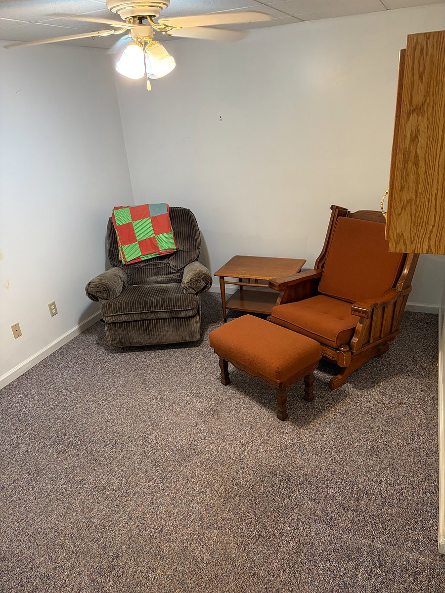 Lower level setting area