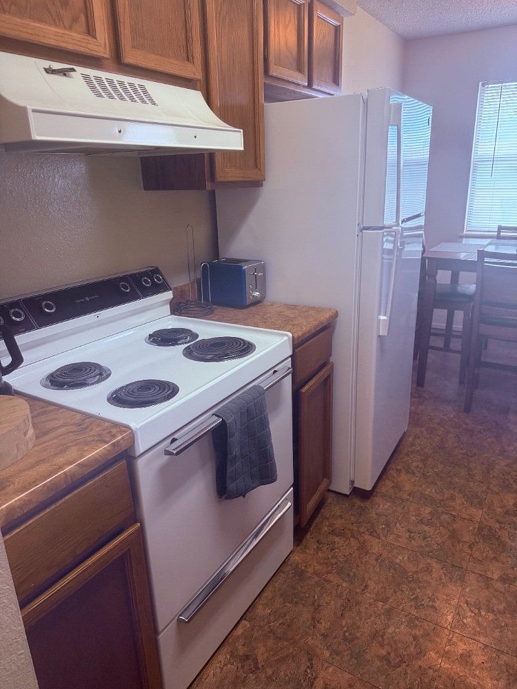 30" wide electric range with four top burners oven and broiler