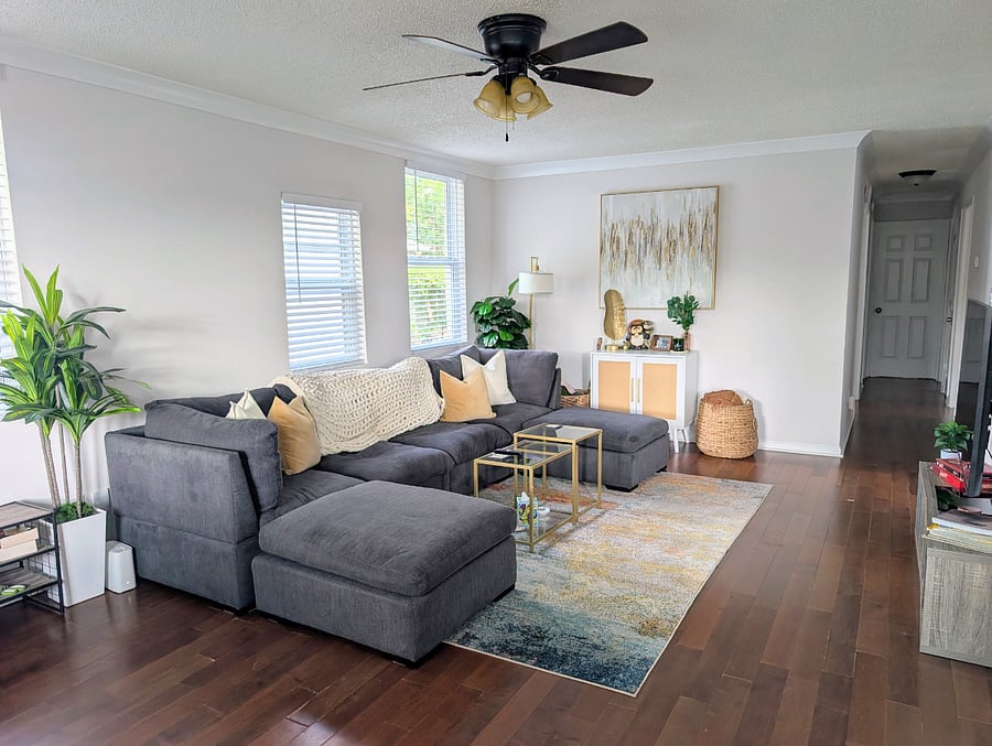 Living room w/ Smart TV
