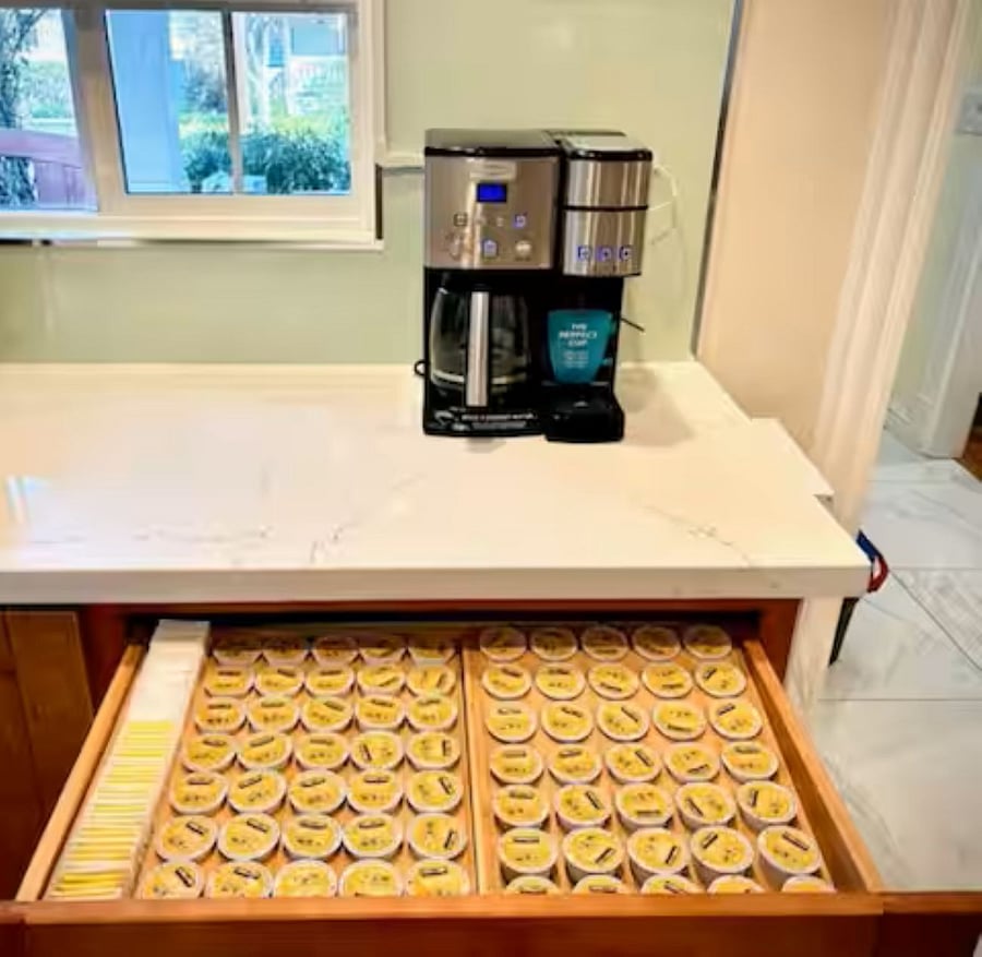 Kitchen: Two organizer holders for coffee pods and tea keeps everything neatly arranged and easily accessible. The combo coffee machine offers multiple choices, making every morning wonderful !