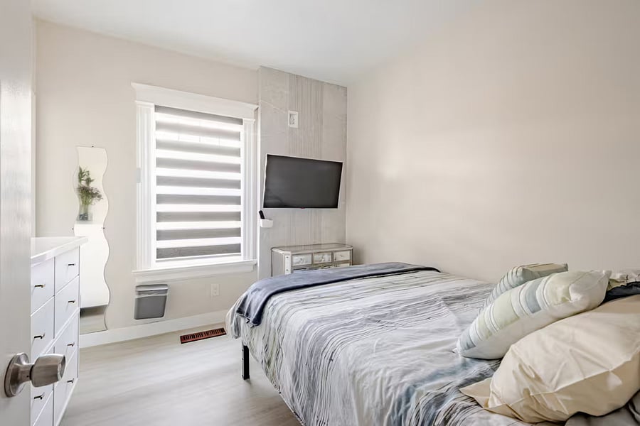 Bedroom #1(Queen bed) : The smart zebra window shade lets natural light flood the room, creating a bright and airy atmosphere. The stunning accent TV wall, featuring a sleek smart  50" TV, adds both style and entertainment to the space.