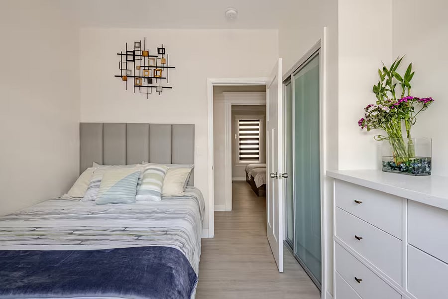 Bedroom 1(Queen bed) :Gorgeous leather-cushioned panels elevate the BR &living spaces, while the premium Nectar mattress guarantees a restful night's sleep. The wall-mounted abstract artwork adds a visually stunning touch, enhancing the overall guest experience.