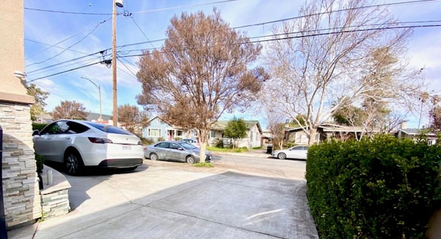 Exterior : The entrance driveway leads to the back house. Please avoid blocking the driveway