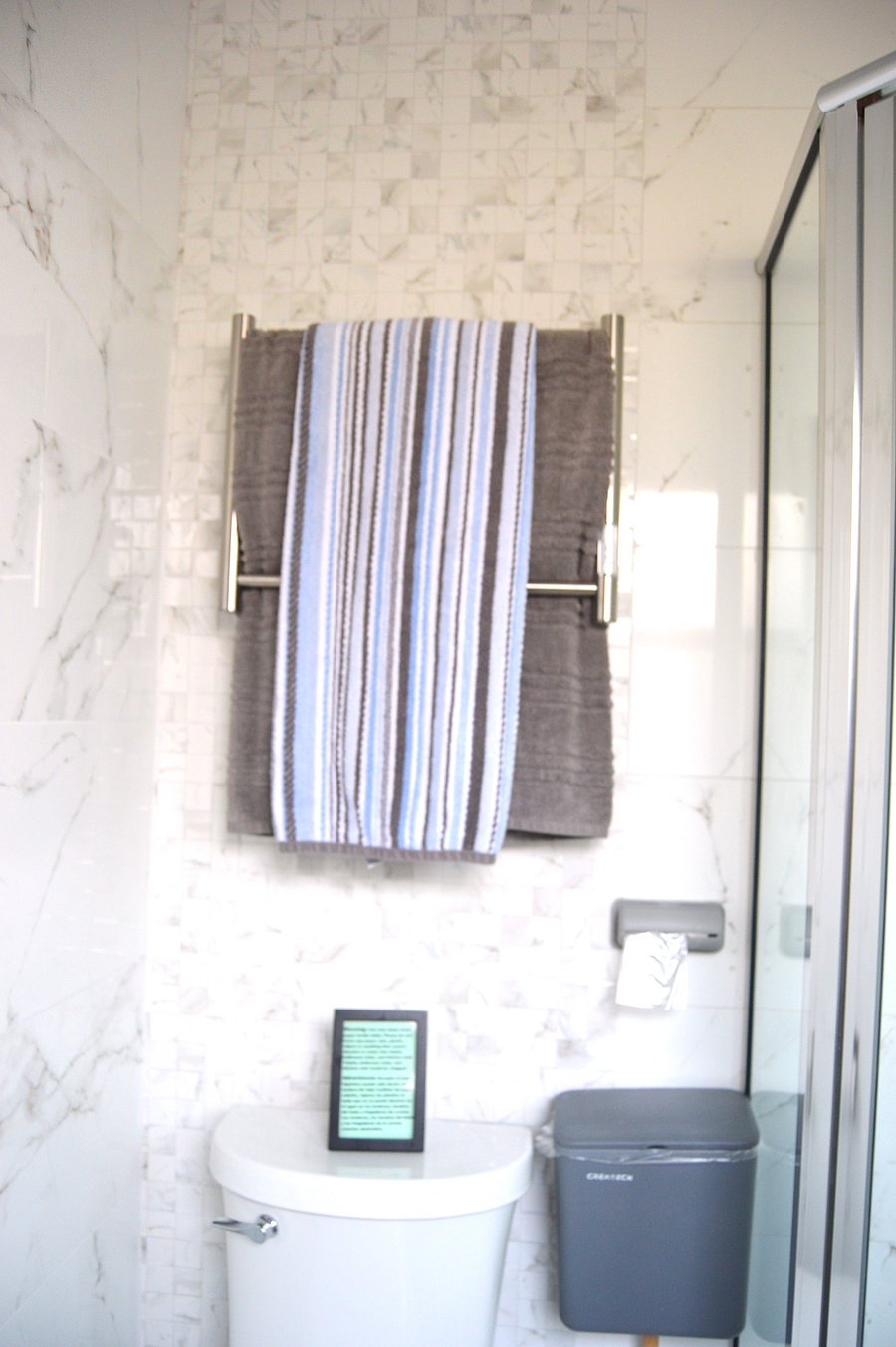 Bathroom 1 : A compact towel warmer adds a touch of luxury, keeping towels warm and ready for a spa-like experience