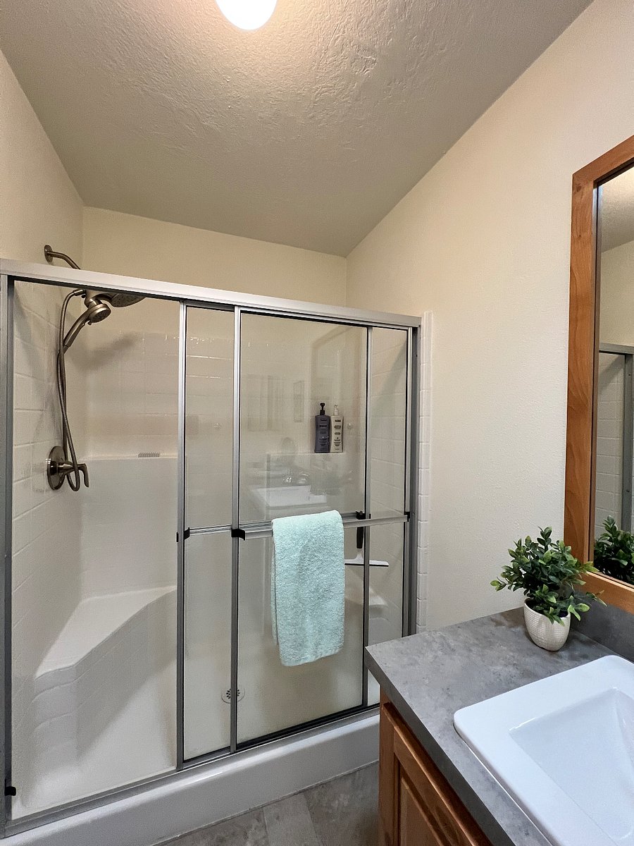 En-suite bath with walk-in shower