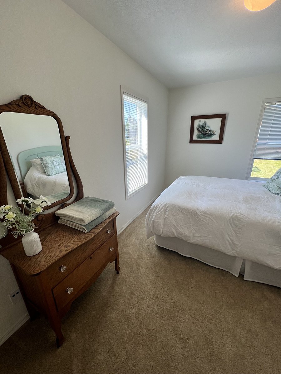 Guest bedroom/flex space with queen bed