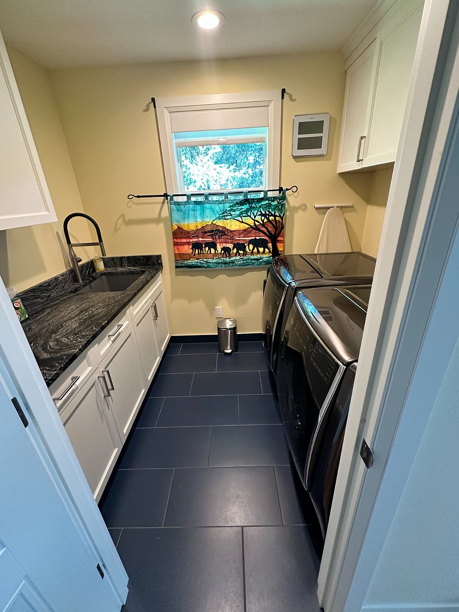 Laundry room (upstairs)