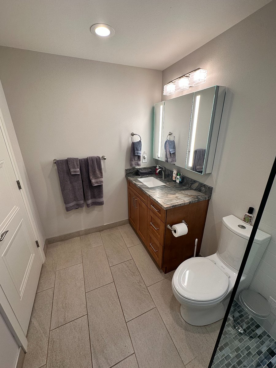 En suite bathroom (downstairs)