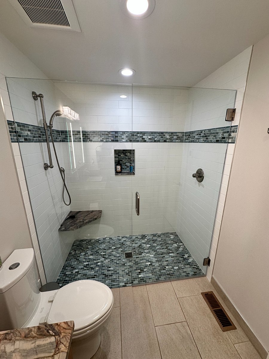 En suite bathroom (downstairs)