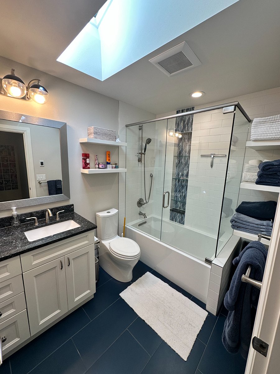 Full bath - upstairs hallway