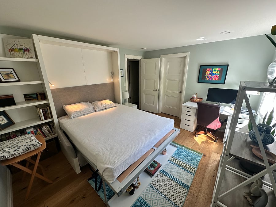 En suite with murphy bed (queen, downstairs)