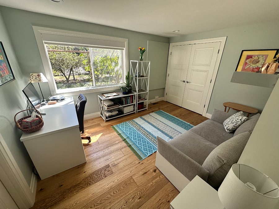 En suite with murphy bed (queen, downstairs)