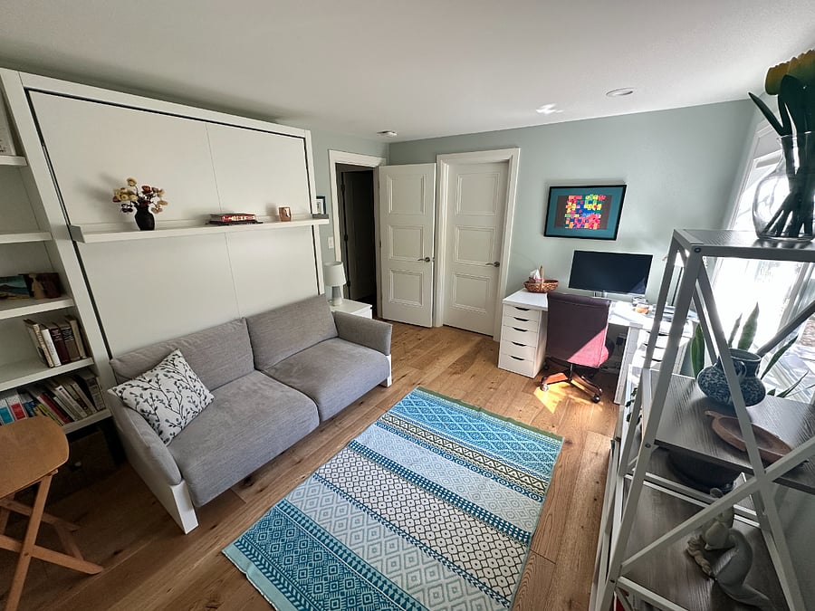 En suite with murphy bed (queen, downstairs)