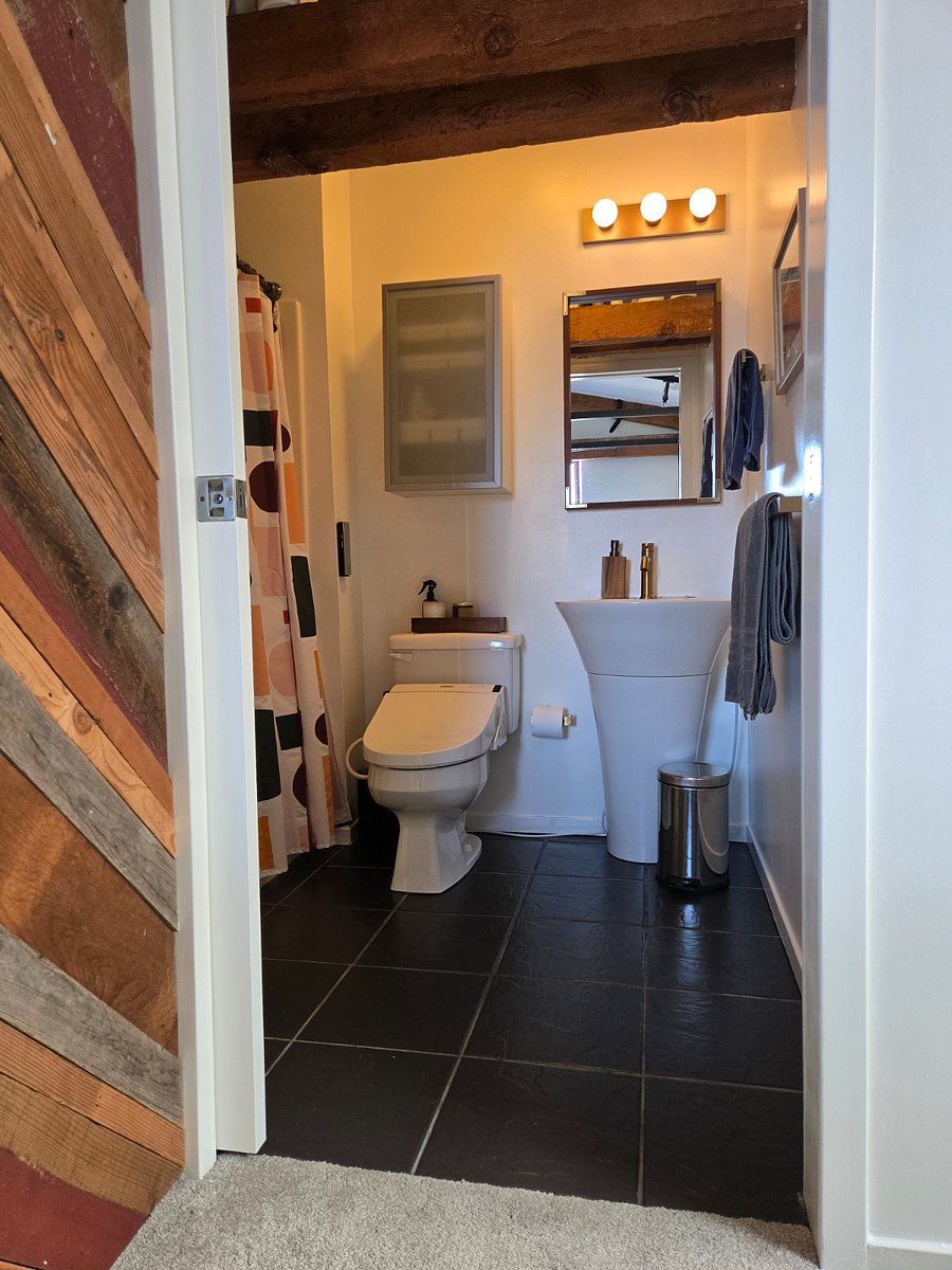 3rd Floor - Full bathroom with tub/shower