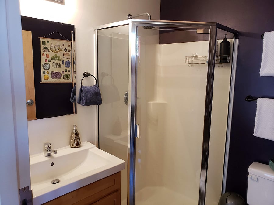 1st Floor - Full Bathroom shower 