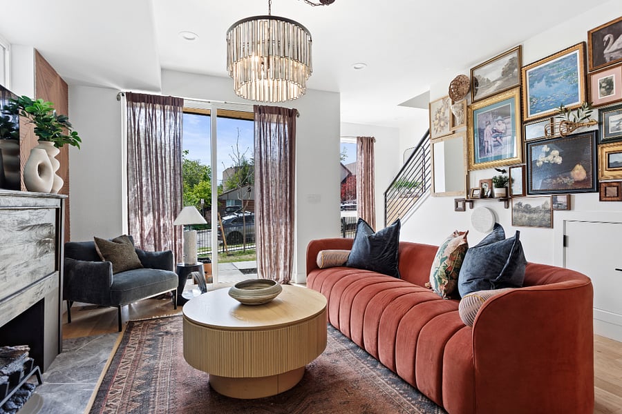 +Living room
+Aesthetic fireplace
+50" TV