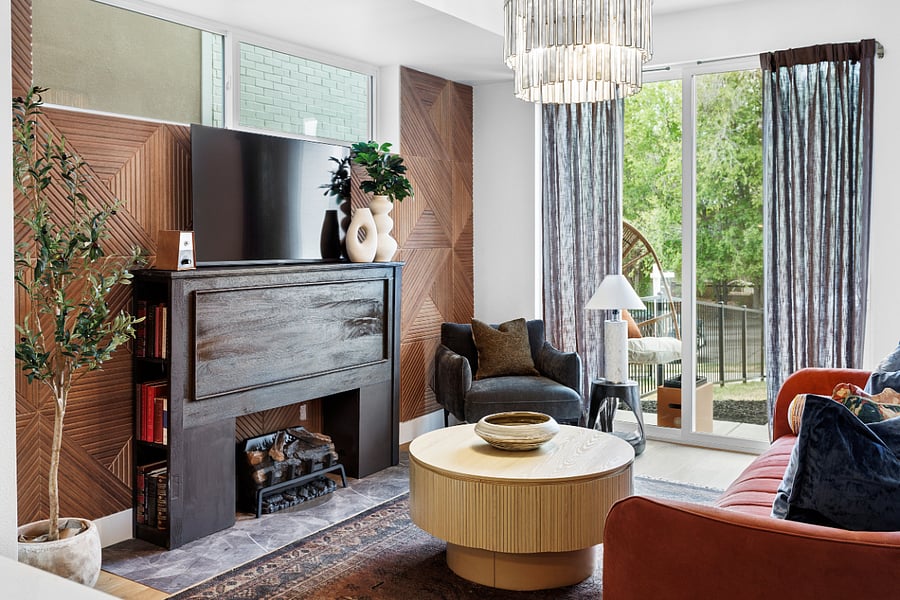 +Living room
+Aesthetic fireplace
+50" TV