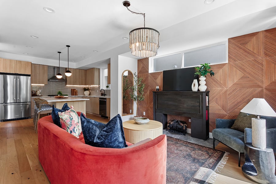 +Living room
+Aesthetic fireplace
+50" TV