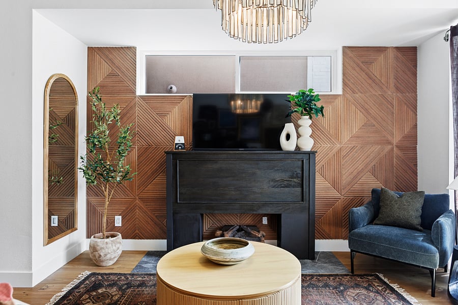 +Living room
+Aesthetic fireplace
+50" TV