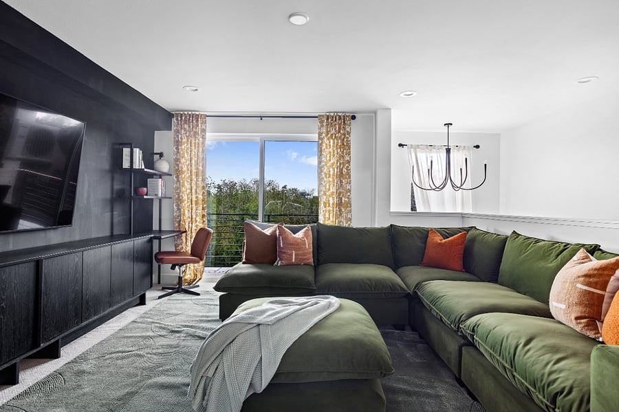 Loft / Den / Office
+80" TV
+Desk
+Balcony
+Top Floor