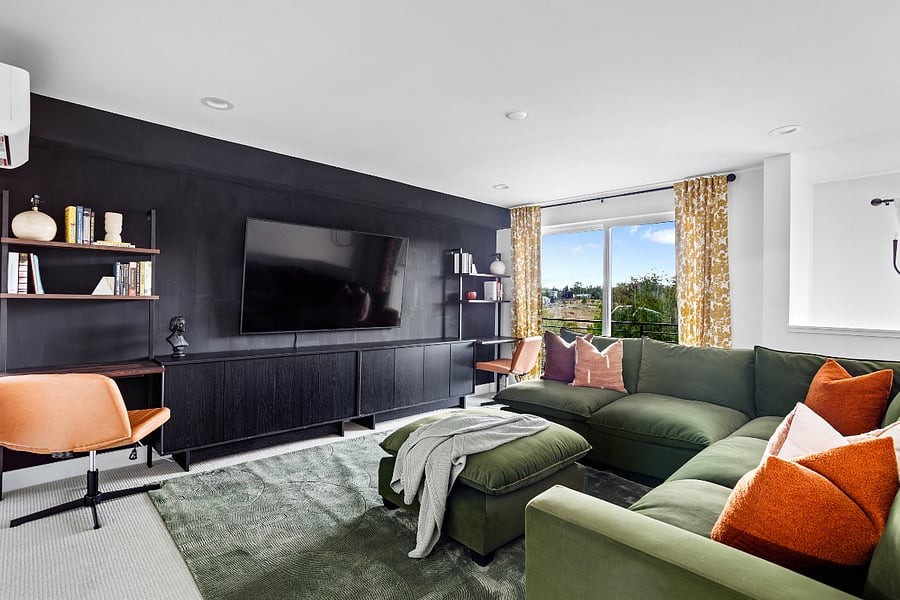 Loft / Den / Office
+80" TV
+Desk
+Balcony
+Top Floor