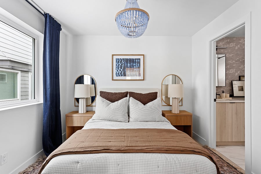 +2nd floor
+Bedroom 2
+Full bed
+Attached bathroom
+32" TV