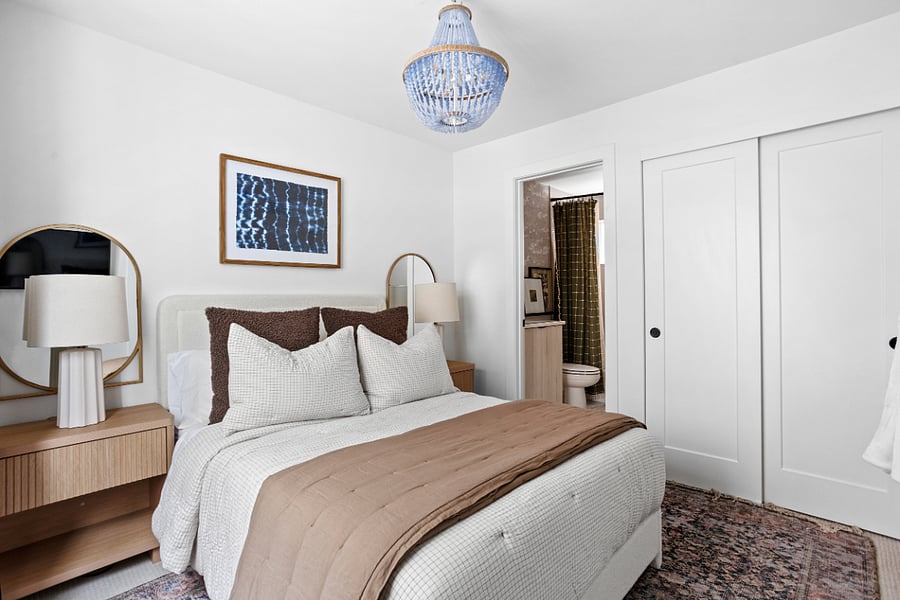 +2nd floor
+Bedroom 2
+Full bed
+Attached bathroom
+32" TV