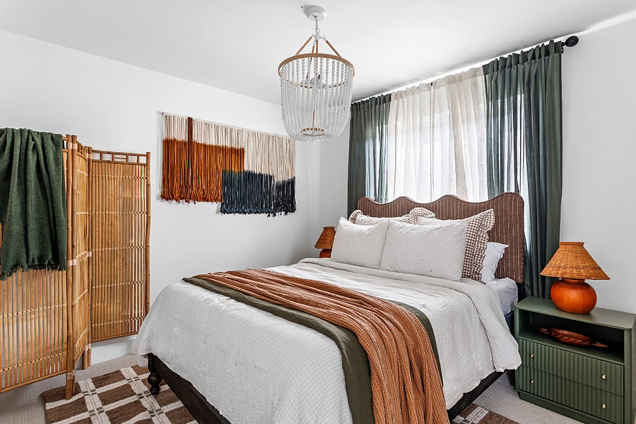 3rd Floor
+Queen bed
+Bathroom attached
+Shower/Bath