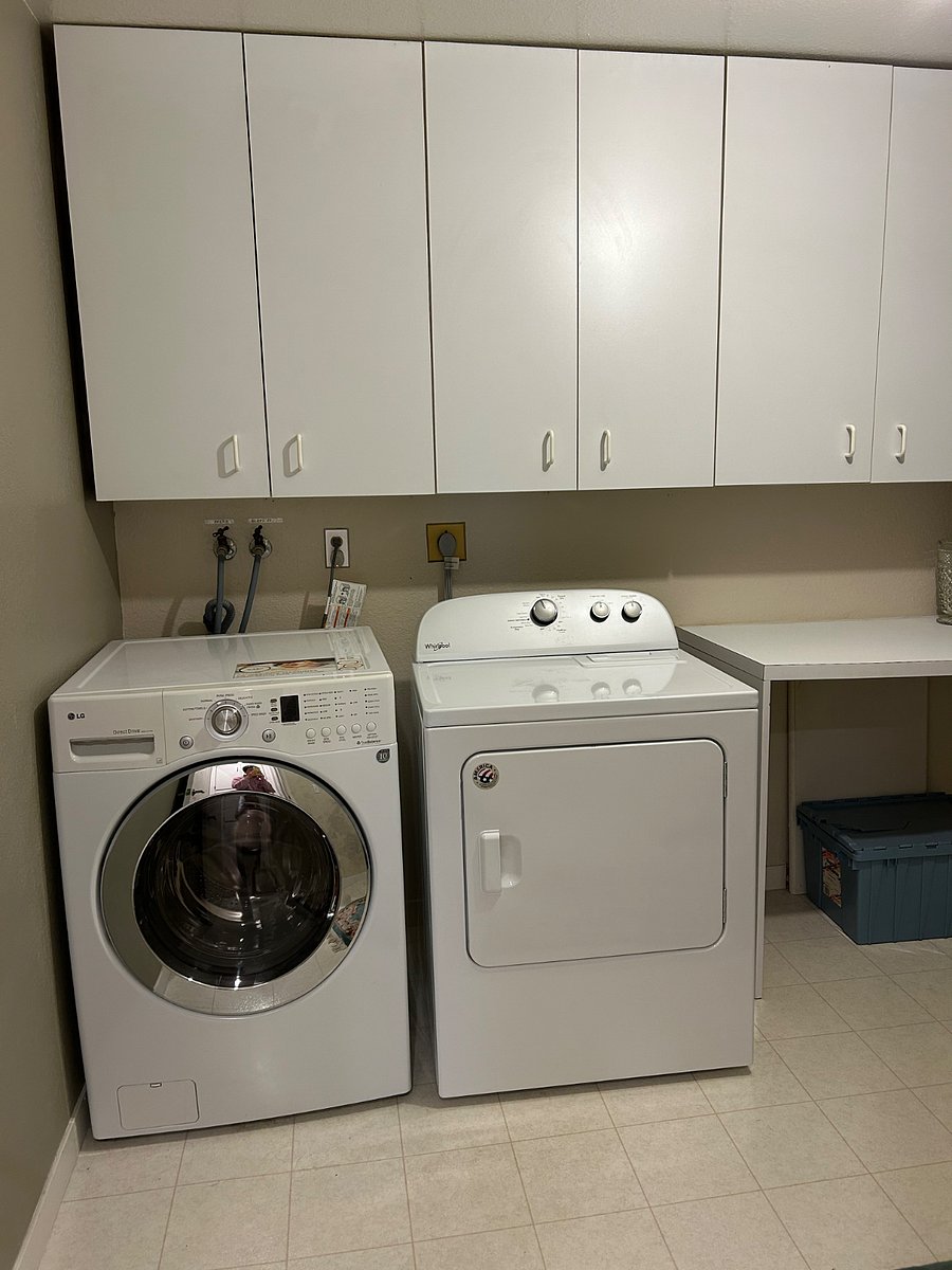Washer/dryer and storage space